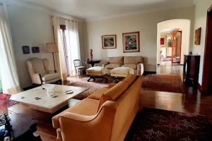 Padrão Jardim Paulista 560m² 04 Dormitórios 01 Suítes 10 Vagas